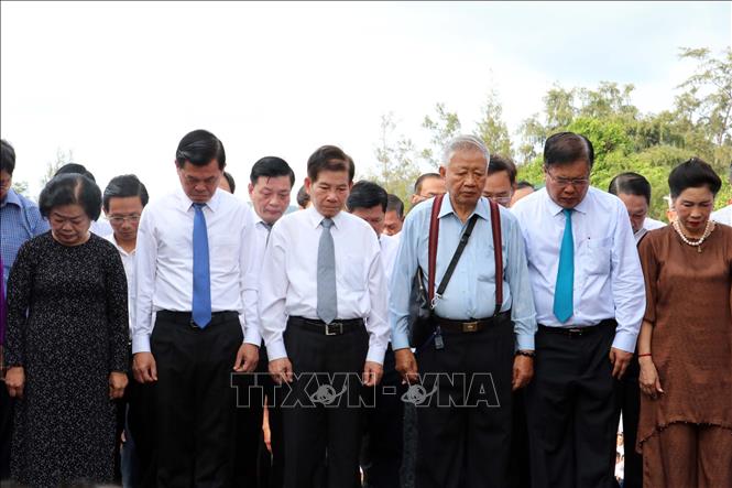 Nguyên Chủ tịch nước Nguyễn Minh Triết, nguyên Phó Chủ tịch nước Trương Mỹ Hoa cùng lãnh đạo tỉnh dành một phút mặc niệm các Anh hùng liệt sĩ. Ảnh: Đoàn Mạnh Dương-TTXVN