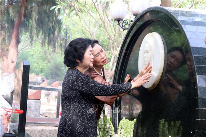 Nguyên Phó Chủ tịch nước Trương Mỹ Hoa bên phần mộ Anh hùng liệt sĩ Võ Thị Sáu. Ảnh: Đoàn Mạnh Dương-TTXVN
