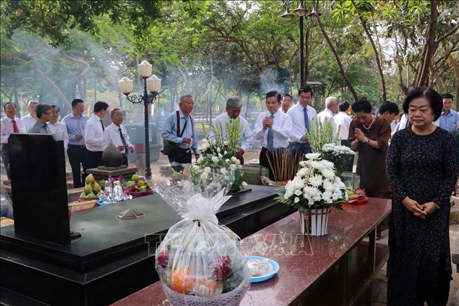 Nguyên Chủ tịch nước Nguyễn Minh Triết, nguyên Phó Chủ tịch nước Trương Mỹ Hoa thắp hương tại phần mộ Anh hùng liệt sĩ Võ Thị Sáu. Ảnh: Đoàn Mạnh Dương-TTXVN