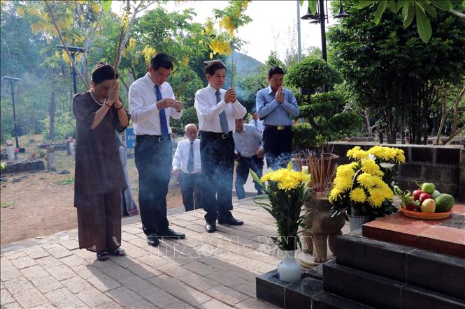 Nguyên Chủ tịch nước Nguyễn Minh Triết thắp hương tại phần mộ Tổng Bí thư Lê Hồng Phong. Ảnh: Đoàn Mạnh Dương-TTXVN