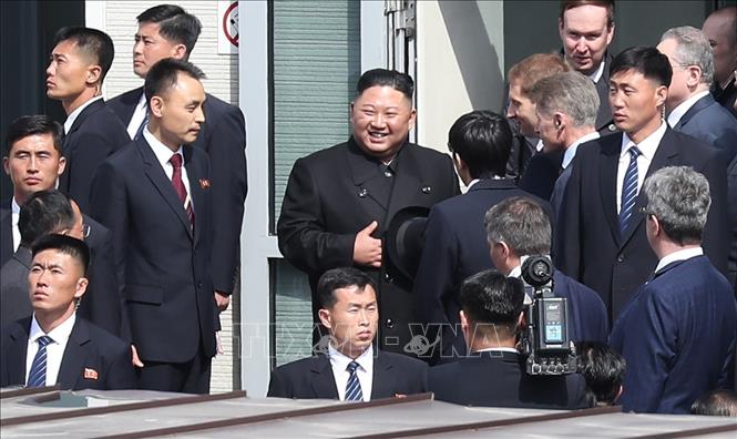 Trong ảnh: Nhà lãnh đạo Triều Tiên Kim Jong-un (giữa) tới nhà ga thành phố Vladivostok, vùng Viễn Đông Nga, chuẩn bị khởi hành về nước ngày 26/4/2019. Ảnh: Yonhap/TTXVN