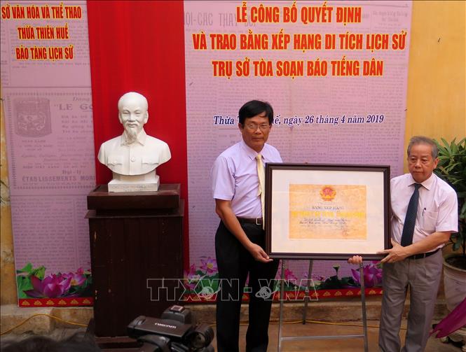 Trong ảnh: Chủ tịch UBND tỉnh Phan Ngọc Thọ trao bằng xếp hạng di tích cấp tỉnh cho Bảo tàng Lịch sử. Ảnh: Tường Vi - TTXVN
