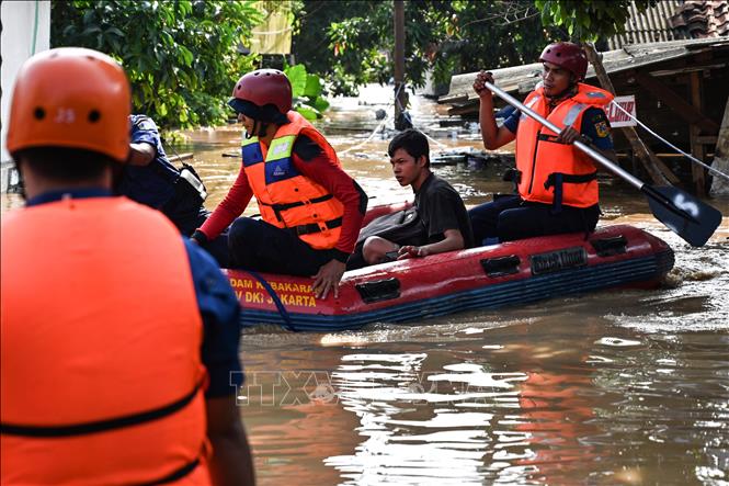 Trong ảnh: Lực lượng cứu hộ sơ tán người dân khỏi vùng ngập lụt ở thủ đô Jakarta, Indonesia ngày 26/4/2019. Ảnh: AFP/TTXVN