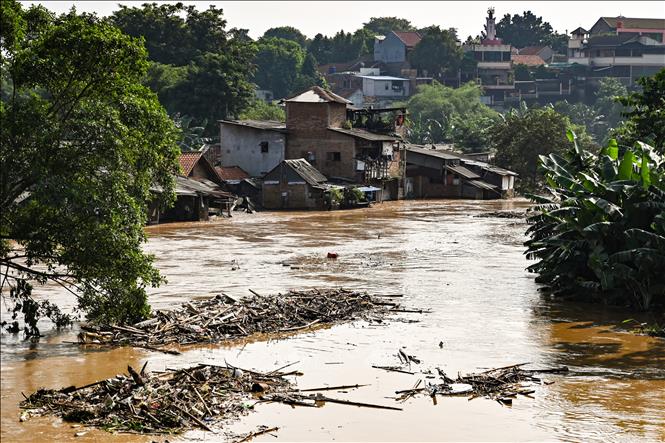 Trong ảnh: Cảnh ngập lụt tại thủ đô Jakarta, Indonesia ngày 26/4/2019. Ảnh: AFP/TTXVN