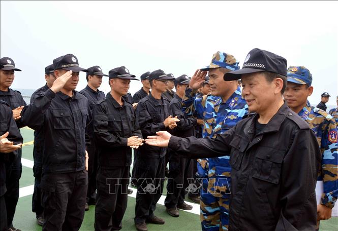 Trong ảnh: Thượng tá Lương Cao Khải, Phó Tư lệnh Vùng Cảnh sát biển 1 dẫn đầu đoàn sang bên tàu của Trung Quốc tham dự hội đàm tổng kết chuyến kiểm tra. Ảnh: An Đăng - TTXVN
