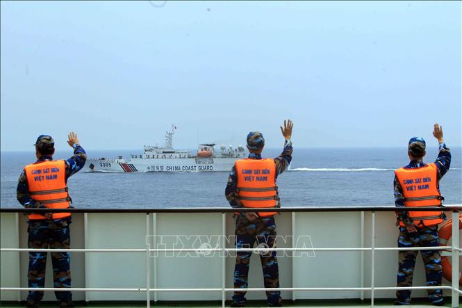 Trong ảnh: Nghi thức chào xã giao của Lực lượng Cảnh sát biển Việt Nam và lực lượng Cảnh sát biển Trung Quốc sau khi kết thúc chuyến kiểm tra. Ảnh: An Đăng - TTXVN