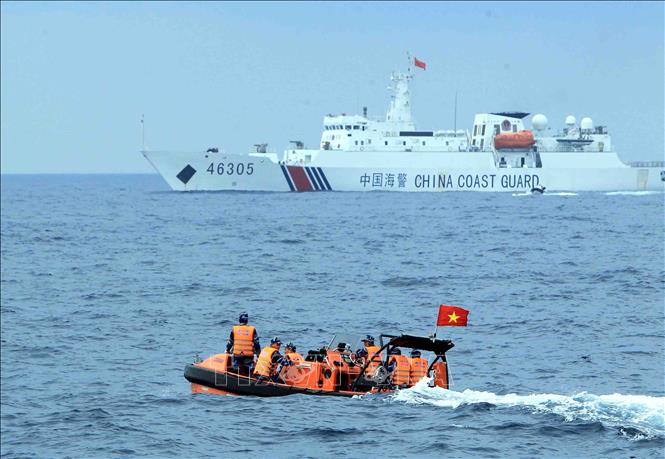Trong ảnh: Đoàn lực lượng Cảnh sát biển Việt Nam sang tàu Cảnh sát biển Trung Quốc tham dự hội đàm tổng kết chuyến kiểm tra. Ảnh: An Đăng - TTXVN