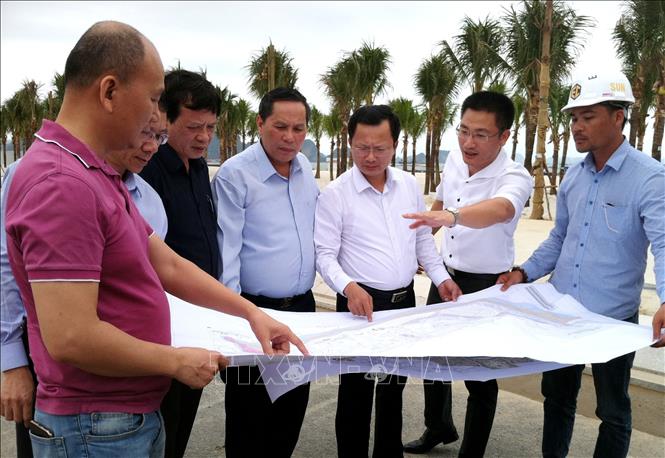 Trong ảnh: Lãnh đạo tỉnh chỉ đạo gấp rút hoàn thành dự án trước ngày 28/4. Ảnh: Văn Đức - TTXVN