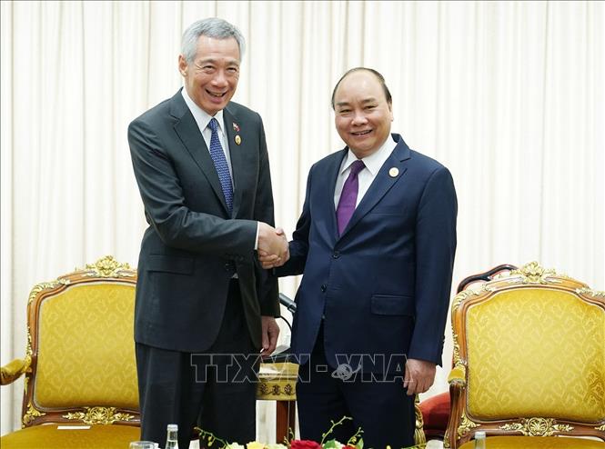 Photo: Prime Minister Nguyen Xuan Phuc (R) and Prime Minister of Singapore Lee Hsien Loong. VNA Photo: Thống Nhất 