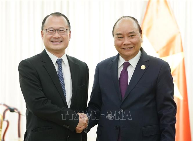 Photo: Prime Minister Nguyen Xuan Phuc (R) and Chairman of Sunwah Group Jonathan Choi (L). VNA Photo: Thống Nhất 