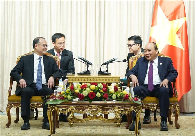 Photo: Prime Minister Nguyen Xuan Phuc (R) and Chairman of Sunwah Group Jonathan Choi (L). VNA Photo: Thống Nhất