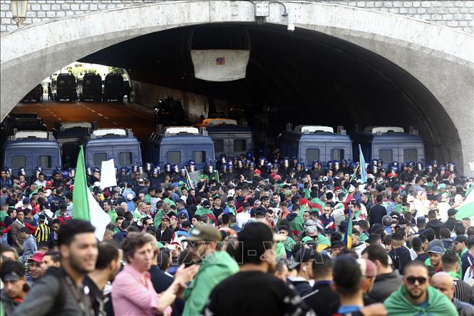 Trong ảnh: Biểu tình chống chính phủ ở thủ đô Algiers, Algeria, ngày 26/4. Ảnh: AFP/TTXVN