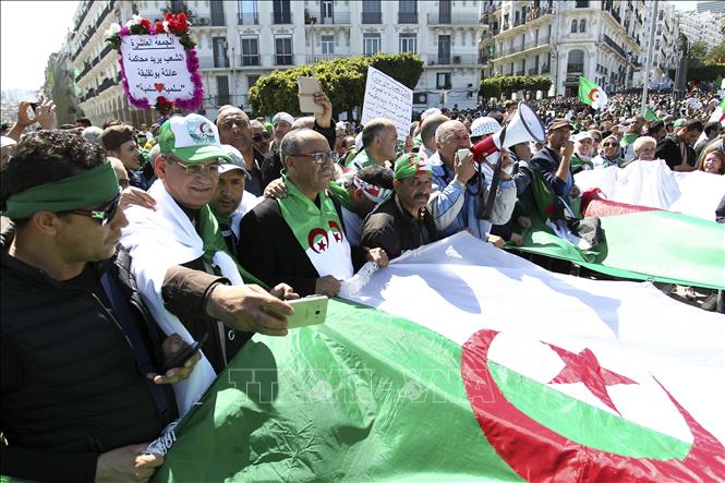 Trong ảnh: Biểu tình chống chính phủ ở thủ đô Algiers, Algeria, ngày 26/4. Ảnh: AFP/TTXVN