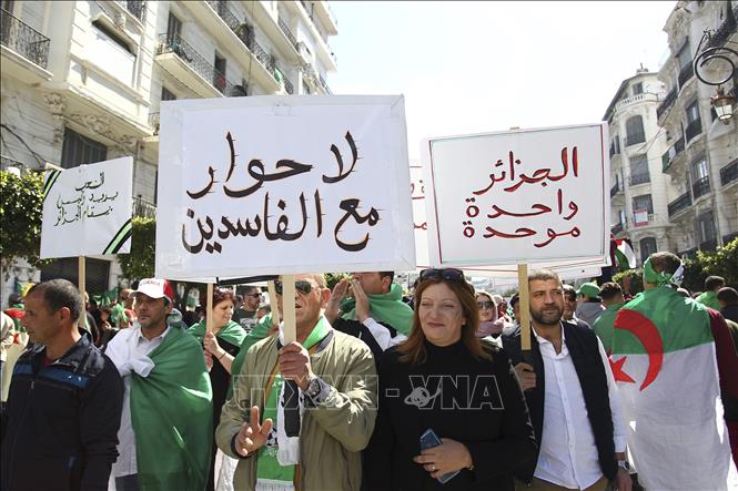 Trong ảnh: Biểu tình chống chính phủ tại thủ đô Algiers, Algeria, ngày 26/4. Ảnh: AFP/TTXVN