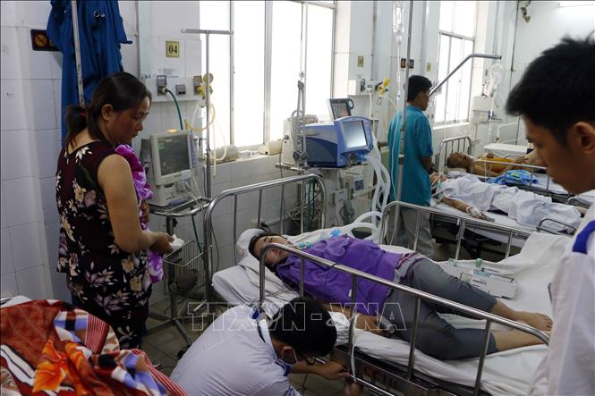 Trong ảnh: Công nhân đang được cấp cứu tại Bệnh viện Đa khoa Trung ương Cần Thơ. Ảnh: Thanh Liêm - TTXVN