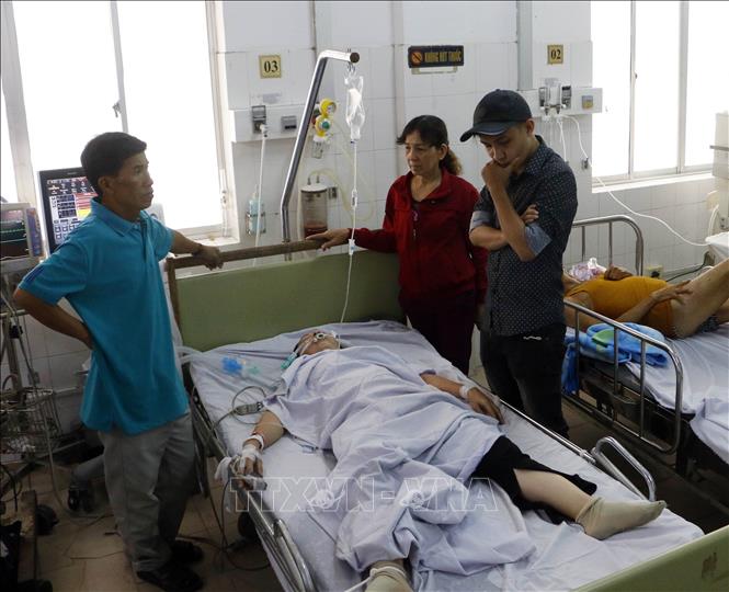 Trong ảnh: Công nhân đang được cấp cứu tại Bệnh viện Đa khoa Trung ương Cần Thơ. Ảnh: Thanh Liêm - TTXVN