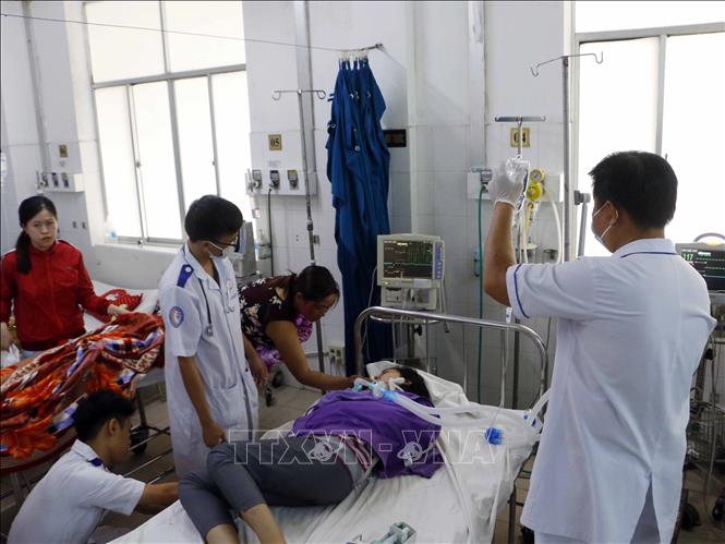 Trong ảnh: Công nhân đang được cấp cứu tại Bệnh viện Đa khoa Trung ương Cần Thơ. Ảnh: Thanh Liêm - TTXVN