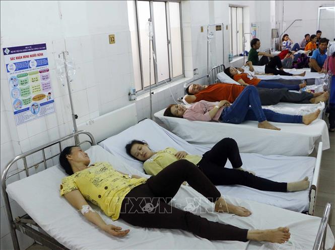 Trong ảnh: Công nhân đang được cấp cứu tại Bệnh viện Đa khoa Trung ương Cần Thơ. Ảnh: Thanh Liêm - TTXVN