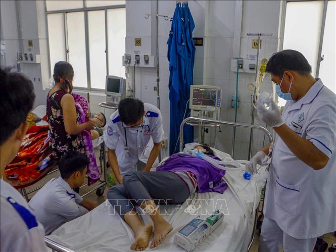 Trong ảnh: Công nhân đang được cấp cứu tại Bệnh viện Đa khoa Trung ương Cần Thơ. Ảnh: Thanh Liêm - TTXVN