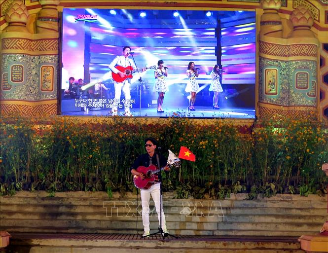 Trong ảnh: Các nghệ sĩ Hàn Quốc biểu diễn tại đêm nhạc. Ảnh: Tường Vi - TTXVN.