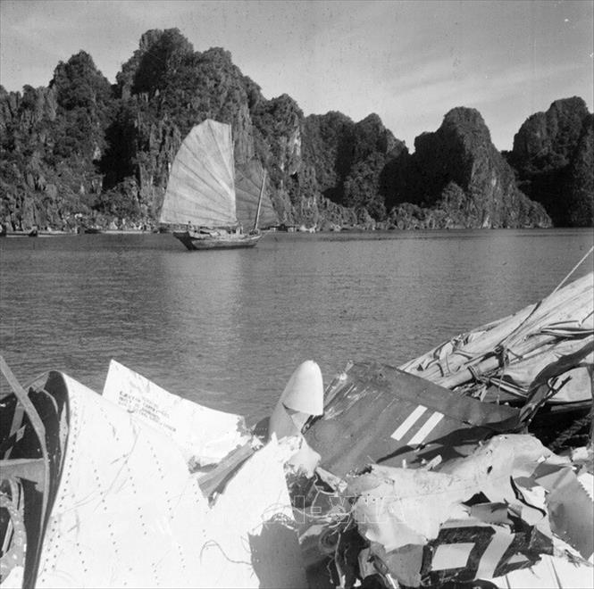 Sau khi tạo dựng “sự kiện Vịnh Bắc Bộ”, ngày 5/8/1964, Mỹ mở cuộc tấn công phá hoại bằng không quân và hải quân quy mô lớn đối với miền Bắc Việt Nam. Tuy nhiên, ngay từ trận đánh đầu tiên, Hải quân nhân dân Việt Nam đã giáng cho không quân Mỹ những đòn nặng nề. Trong ảnh: Xác máy bay Mỹ A4D bị bắn rơi trên vùng biển Quảng Ninh ngày 5/8/1964. Trung uý Hải quân Mỹ Everett Alvarez, phi công lái máy bay A4D cũng bị ta bắt sống. Ảnh: TTXVN 
