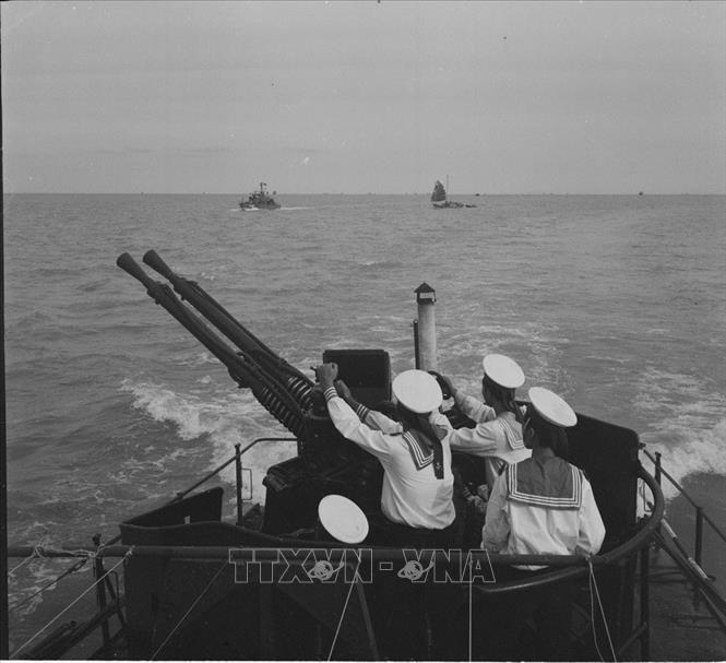 Trong ảnh: Hải đội 111, vùng 1 Duyên hải của Quân chủng Hải quân huấn luyện trên biển. Với tinh thần cảnh giác và quyết tâm đánh thắng, trong trận đầu ra quân chống chiến tranh phá hoại bằng không quân và hải quân quy mô lớn đối với miền Bắc Việt Nam của Mỹ, Hải quân nhân dân Việt Nam đã giáng cho không quân Mỹ những đòn nặng nề. Ảnh: Nguyễn Thụ - TTXVN