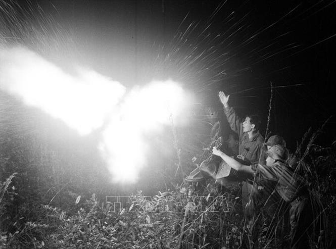 Trong ảnh: Pháo binh của Quân giải phóng trút bão lửa lên đầu địch trong Chiến dịch Đường 9 - Khe Sanh (Quảng Trị) - chiến dịch làm đòn nghi binh chiến lược cho Cuộc tổng tiến công và nổi dậy Xuân Mậu Thân 1968. Chiến thắng Khe Sanh được đánh giá như một “Điện Biên Phủ thứ hai”, góp phần buộc Mỹ phải xuống thang chiến tranh, ngồi vào bàn đàm phán với ta ở Hội nghị Paris. Ảnh: TTXVN