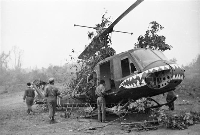 Trong ảnh: Máy bay lên thẳng của địch bị quân giải phóng tiêu diệt tại Ban Dong trong chiến dịch Đường 9 - Khe Sanh (Quảng Trị) - chiến dịch làm đòn nghi binh chiến lược cho Cuộc tổng tiến công và nổi dậy Xuân Mậu Thân 1968. Chiến thắng Khe Sanh được đánh giá như một “Điện Biên Phủ thứ hai”, góp phần buộc Mỹ phải xuống thang chiến tranh, ngồi vào bàn đàm phán với ta ở Hội nghị Paris. Ảnh: TTXVN