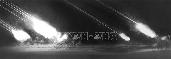 Trong ảnh: Lực lượng pháo phòng không Thủ đô ngoan cường, dũng cảm chiến đấu bắn máy bay Mỹ trong chiến dịch 