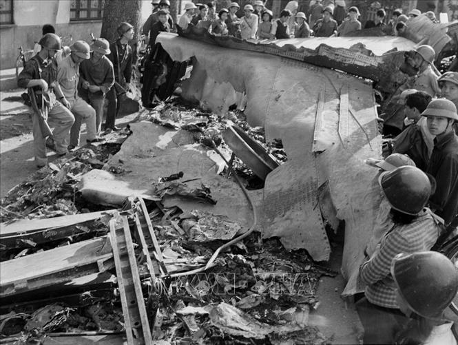 Trong ảnh: Xác máy bay B52 bị bắn rơi vào 23h ngày 27/12/1972 trên phố Hoàng Hoa Thám trong chiến dịch 