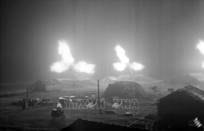 Trong ảnh: Lực lượng pháo phòng không của ta bắn trả máy bay Mỹ trong cuộc tập kích đường không chiến lược bằng B52 cuối tháng 12/1972. Trong 12 ngày đêm, quân và dân ta, với chủ lực là lực lượng bộ đội tên lửa, pháo phòng không và không quân đã bắn rơi 81 máy bay, trong đó có 34 chiếc B52, làm nên Chiến thắng “Hà Nội - Điện Biên Phủ trên không” - một trong những mốc son chói lọi, biểu tượng sáng ngời về chủ nghĩa anh hùng cách mạng ở một thời điểm có tính bước ngoặt cơ bản trong cuộc kháng chiến chống Mỹ, cứu nước của dân tộc Việt Nam. Ảnh: TTXVN