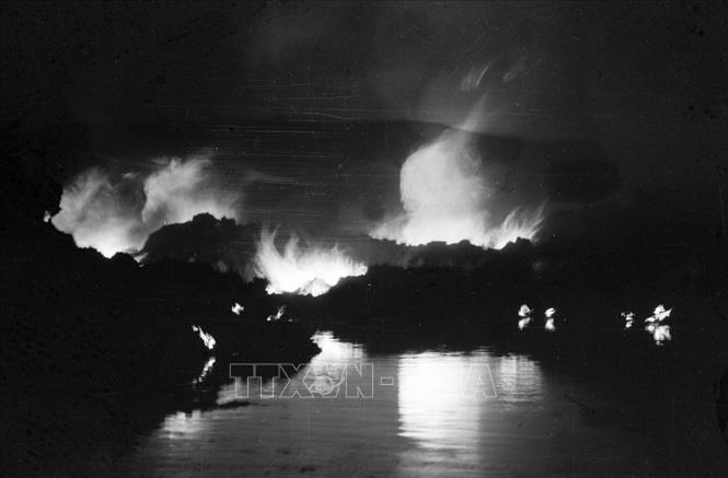 Trong ảnh: Xác máy bay B52 Mỹ bị quân ta bắn rơi, bốc cháy ngùn ngụt trong đêm, trong trận quyết chiến chiến lược đập tan cuộc tập kích chiến lược bằng không quân của Mỹ cuối tháng 12/1972. Với chủ lực là lực lượng bộ đội tên lửa, pháo phòng không và không quân, quân và dân ta đã bắn rơi 81 máy bay, trong đó có 34 chiếc B52, làm nên Chiến thắng “Hà Nội - Điện Biên Phủ trên không” - một trong những mốc son chói lọi, biểu tượng sáng ngời về chủ nghĩa anh hùng cách mạng ở một thời điểm có tính bước ngoặt cơ bản trong cuộc kháng chiến chống Mỹ, cứu nước của dân tộc Việt Nam. Ảnh: TTXVN