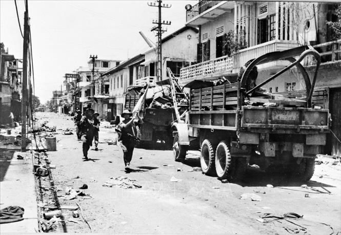 Trong ảnh: Các chiến sĩ giải phóng cùng lá cờ chiến thắng hiên hang trên đường phố Quảng Trị vừa được giải phóng ngày 1/5/1972, trong chiến dịch Xuân - Hè năm 1972 - một chiến dịch mang tầm vóc lịch sử, thể hiện sự ngoan cường, anh dũng bất khuất, vượt qua gian khổ hy sinh của quân và dân Quảng Trị và dân tộc Việt Nam. Chiến dịch đã dập tan hệ thống kìm kẹp, đập nát tuyến phòng thủ mạnh nhất quân sự của Mỹ ngụy ở miền Nam, tạo thế chiến lược quan trọng của cuộc kháng chiến đi đến thắng lợi sau này. Ảnh: Xuân Lâm – TTXVN