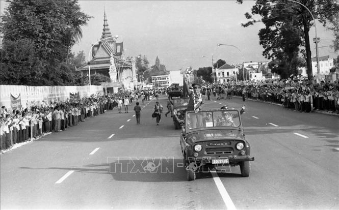 Sau khi đập tan chiến tranh xâm chiếm biên giới Tây Nam của tập đoàn phản động Pol Pot, theo yêu cầu của cách mạng Campuchia, Quân tình nguyện Việt Nam đã sang giúp lực lượng vũ trang cách mạng Campuchia giải phóng dân tộc khỏi nạn diệt chủng, khôi phục và xây dựng đất nước. Trong ảnh: Nhân dân Thủ đô Phnom Penh lưu luyến tiễn đưa cán bộ, chiến sĩ quân tình nguyện Việt Nam mặt trận 479 và 979 hoàn thành nghĩa vụ quốc tế, trở về Tổ quốc. Ảnh: Nguyễn Dĩnh – TTXVN