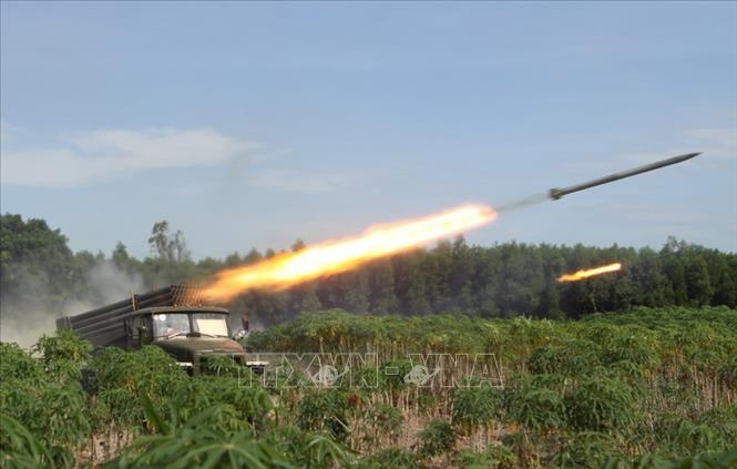 Trước những yêu cầu nhiệm vụ đặt ra cho giai đoạn cách mạng mới, Đảng ta chủ trương đẩy mạnh “Xây dựng Quân đội nhân dân cách mạng, chính quy, tinh nhuệ, từng bước hiện đại.”, trong đó Quân chủng Phòng không - Không quân được ưu tiên tập trung xây dựng tiến thẳng lên hiện đại nhằm đáp ứng vai trò là lực lượng nòng cốt trên mặt trận đối không trong chiến tranh nhân dân bảo vệ Tổ quốc. Trong ảnh: Tấn công bằng Hỏa lực BM21 tại diễn tập hiệp đồng các binh chủng,binh khí có bắn đạn thật cấp trung đoàn của Quân đoàn 4 (năm 2010). Ảnh: Trọng Đức - TTXVN