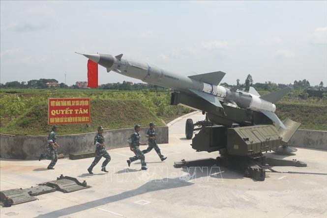 Xây dựng Quân chủng Phòng không - Không quân tinh nhuệ, hiện đại là những nội dung quan trọng trong thực hiện chủ trương xây dựng Quân chủng theo hướng “cách mạng, chính quy, tinh nhuệ, hiện đại”. Trong ảnh: Báo động kíp chiến đấu trong trận địa tên lửa tại hội thi “Hiệp đồng các kíp chiến đấu tên lửa phòng không 2012” (tháng 10/2012). Ảnh:  Trọng Đức - TTXVN      