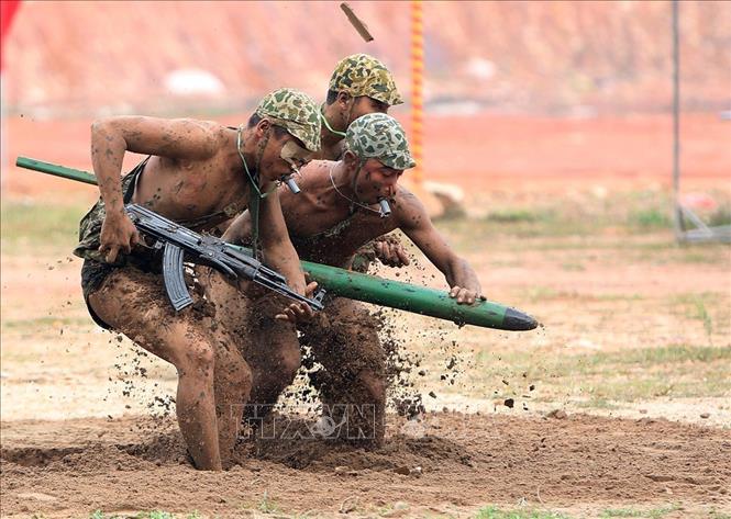 Xây dựng Quân đội nhân dân Việt Nam chính quy, tinh nhuệ, từng bước hiện đại, sẵn sàng trong mọi tình huống, đáp trả mọi cuộc chiến tranh; chiến đấu và chiến thắng mọi kẻ thù là đòi hỏi cấp bách trong bối cảnh thế giới đang có nhiều biến động khó lường; cũng là nhiệm vụ chiến lược lâu dài để bảo vệ sự trường tồn của dân tộc. Trong ảnh: Bộ đội Đặc công trình diễn kỹ thuật ngụy trang. Ảnh: Dương Giang – TTXVN