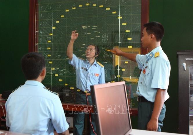 Tình hình quốc tế và khu vực biến động khó lường, nguy cơ xung đột vũ trang đang hiện hữu, nhiều thách thức mới đang đặt ra đối với sự nghiệp bảo vệ Tổ quốc. Do vậy, nâng cao tiềm lực quốc phòng vừa là yêu cầu bức thiết, vừa là đòi hỏi từ thực tế khách quan, đặc biệt khi quân đội ta đang đối mặt với những thách thức an ninh phi truyền thống mang tính toàn cầu. Trong ảnh: Kíp trực của các cán bộ, chiến sĩ trạm radar 57 trên đảo Nam Yết thuộc quần đảo Trường Sa. Ảnh: Dương Giang – TTXVN