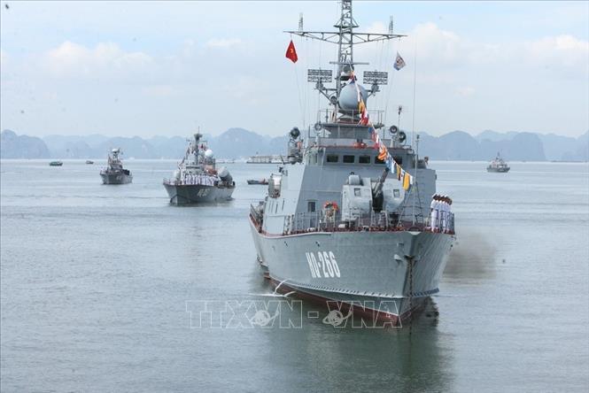 Để bảo vệ vững chắc vùng trời, vùng biển của Tổ quốc và sẵn sàng đánh trả đối phương trong chiến tranh hiện đại với vũ khí công nghệ cao, lực lượng hải quân được bổ sung nhiều trang thiết bị vũ khí hiện đại như tàu ngầm, tàu pháo - tên lửa, các hệ thống phòng thủ bờ biển;...Trong ảnh: Tàu chiến của quân chủng hải quân. Ảnh: Trọng Đức – TTXVN