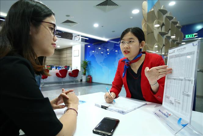 Trong ảnh: Khách hàng giao dịch tại Ngân hàng TMCP Bản Việt. Ảnh: Trần Việt - TTXVN