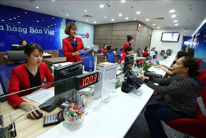 Trong ảnh: Khách hàng giao dịch tại Ngân hàng TMCP Bản Việt. Ảnh: Trần Việt - TTXVN