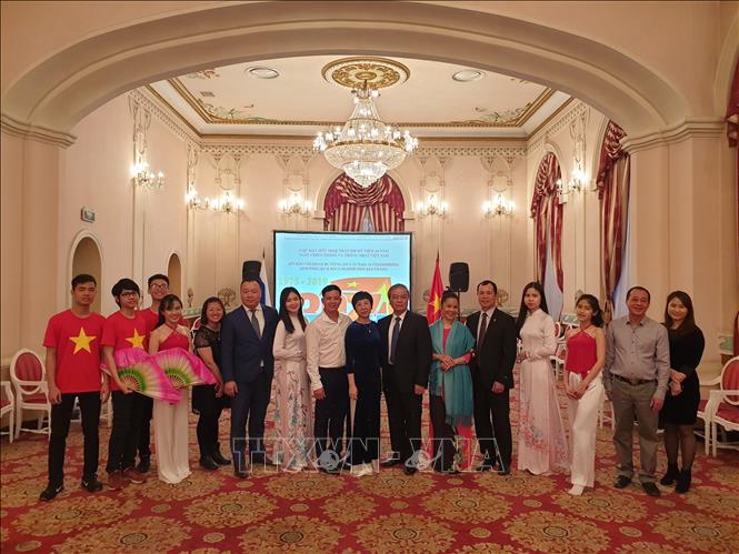 Trong ảnh: Các đại biểu dự buổi gặp mặt chụp ảnh chung. Ảnh: TTXVN phát