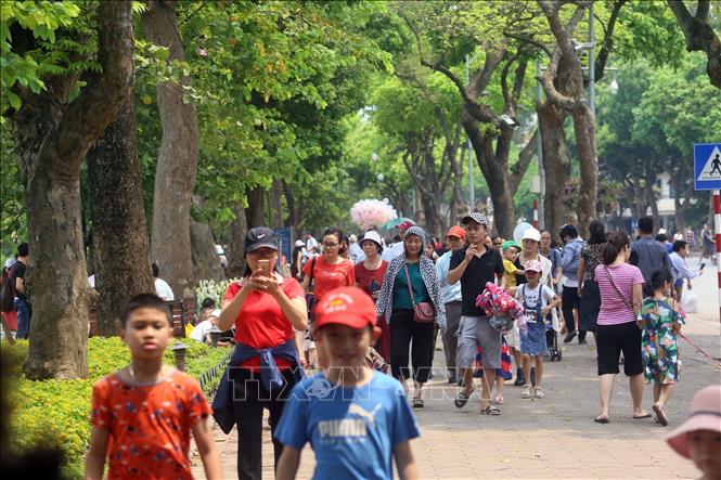 Trong ảnh: Phố đi bộ Hồ Gươm luôn nhộn nhịp người dân tới vui chơi giải trí. Ảnh: Huy Hùng - TTXVN