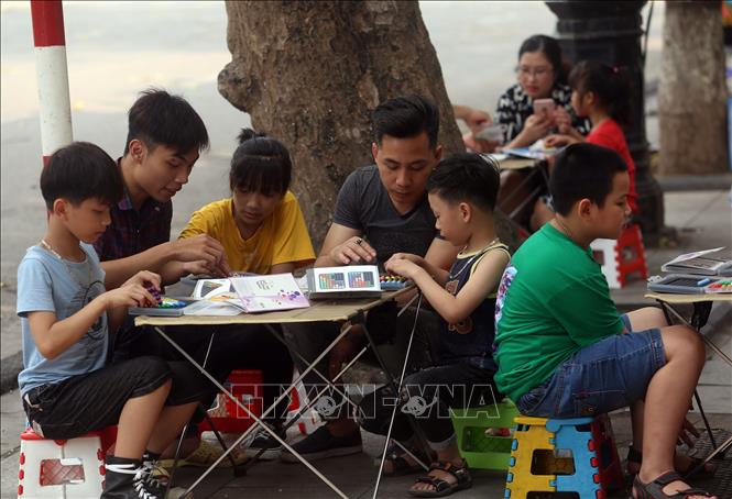 Trong ảnh: Nhiều gia đình lựa chọn các điểm vui chơi giải trí tại ở trung tâm Thủ đô. Ảnh: Huy Hùng - TTXVN