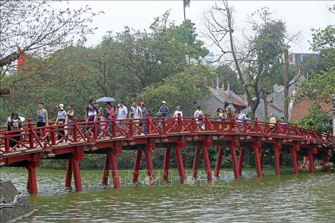 Trong ảnh: Cầu Thê Húc, đền Ngọc Sơn những ngày này thu hút đông đảo người dân tới tham quan. Ảnh: Huy Hùng - TTXVN