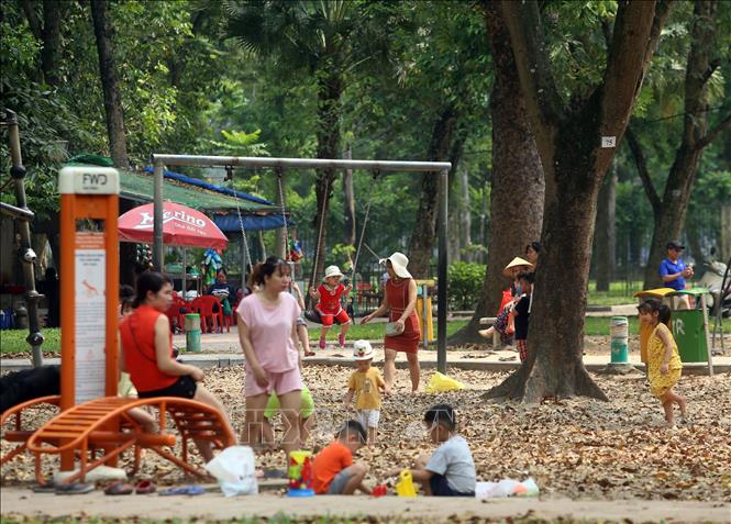 Trong ảnh: Nhiều gia đình lựa chọn các điểm vui chơi giải trí tại ở trung tâm Thủ đô. Ảnh: Huy Hùng - TTXVN