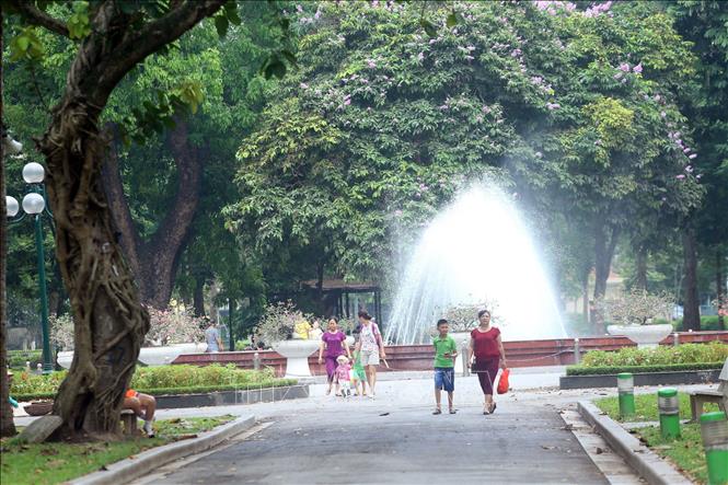 Trong ảnh: Nhiều gia đình lựa chọn các điểm vui chơi giải trí tại ở trung tâm Thủ đô. Ảnh: Huy Hùng - TTXVN