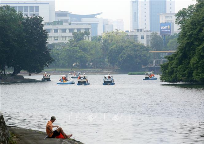 Trong ảnh: Nhiều gia đình lựa chọn các điểm vui chơi giải trí tại ở trung tâm Thủ đô. Ảnh: Huy Hùng - TTXVN