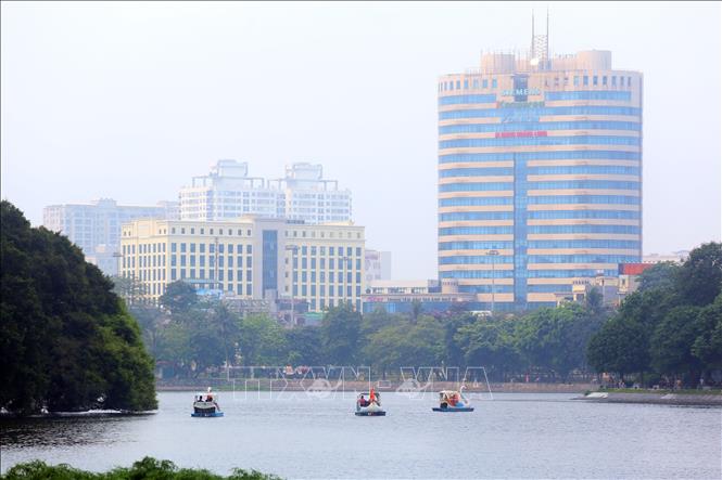 Trong ảnh: Người dân chơi 