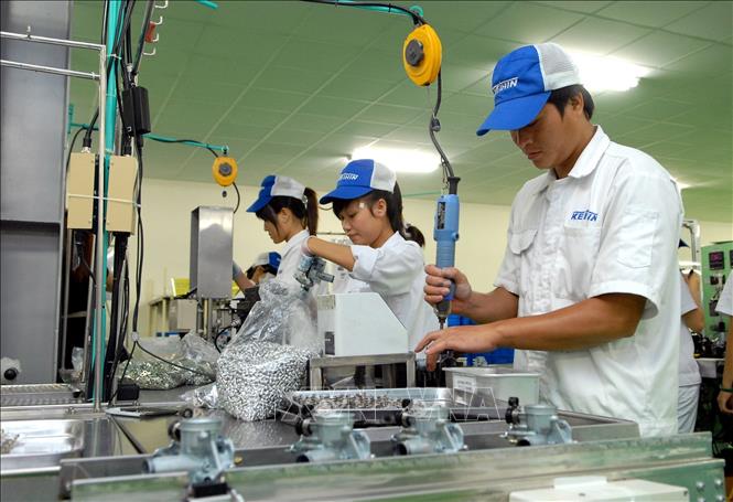 Trong ảnh: Công nhân sản xuất phụ tùng và bộ phận phụ trợ cho xe có động cơ và động cơ xe tại công ty TNHH Keihin Việt Nam có vốn đầu tư Nhật Bản ( KCN Thăng Long II, xã Liêu Xá, huyện Yên Mỹ, Hưng Yên). Ảnh: Phạm Kiên-TTXVN